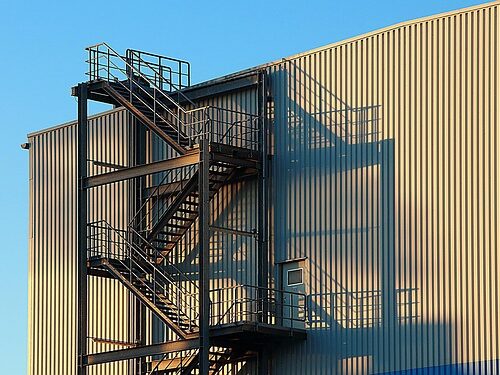 Pabellones modulares en otoño: diseño y confort frente al clima cambiante