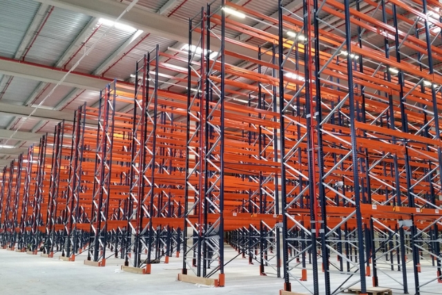 Naves desmontables aisladas: soluciones para almacén, producción y uso en climas exigentes